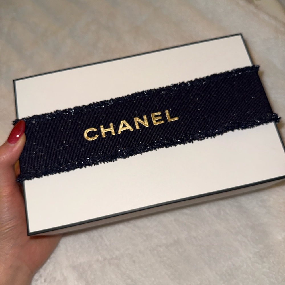 Chanel Gift Box with Ribbon - Picture 4 of 7